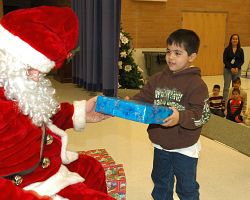 Club de Rotarios Hispano-Latinos y la Fundaci&oacute;n Club de Rotarios de Murray unen fuerzas para proveer juguetes, ropa para ni�os