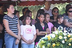 Familiares, amigos se despiden de v&iacute;ctimas de deslizamiento