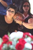 Familiares, amigos se despiden de v&iacute;ctimas de deslizamiento