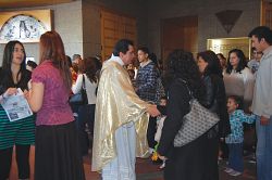 Sacerdote latino ilumina Layton