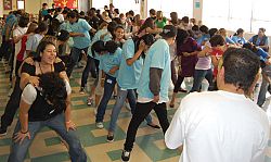 J&oacute;venes se reunen en una celebraci&oacute;n llena de alegr&iacute;a