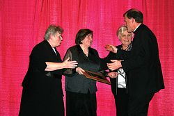 Mar&iacute;a-Cruz Gray recibe el premio 'Faithful Servant'