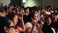 Miles se re&uacute;nen para recibir los regalos de la Fe