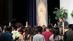 Miles se re&uacute;nen para recibir los regalos de la Fe