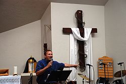 Decenas de familias se re&uacute;nen en la Misi&oacute;n de Santa Ana