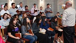 Una familia canta sus alabanzas mientras sirve al Se�or