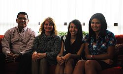 Una familia canta sus alabanzas mientras sirve al Se�or