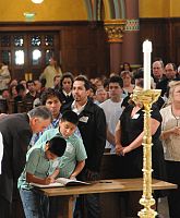 El Obispo Wester celebra a los Catec&uacute;menos