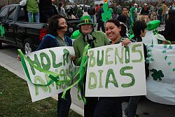 La Comisi&oacute;n Hispana participa en el desfile del d&iacute;a de San Patricio
