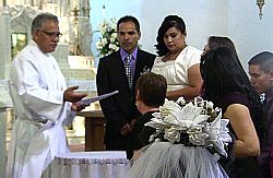 Dos parroquias celebran matrimonios comunitarios por primera vez