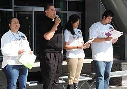 Vigilia de oraci&oacute;n por la reforma atrae a cientos