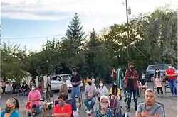 Misa en el estacionamiento brinda un espacio seguro y mantiene a los feligreses unidos en la fe
