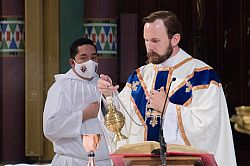 Es ordenado al sacerdocio 