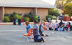 Realizan Hora Santa por todos quienes siguen sirviendo a pesar de los retos de la pandemia