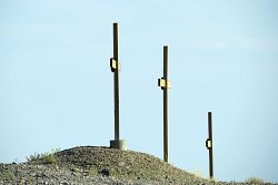 14 cruces llenan el espacio en el desierto de Wendover, Utah 
