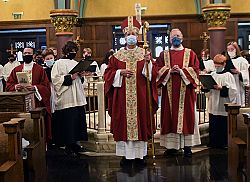 El Obispo Solis durante la Misa Roja: 