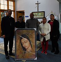 Feligreses reciben im&aacute;gen de la Virgen