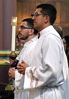 El obispo Solis ordena a Di&aacute;cono Marquina y Di&aacute;cono Sicard