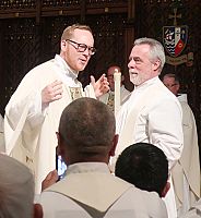 El obispo Solis ordena a Padre Dillon