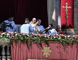 In annual 'Urbi et Orbi'message Pope Francis prays that Easter joy would break through gloom of sin, war, strife
