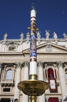 In annual 'Urbi et Orbi'message Pope Francis prays that Easter joy would break through gloom of sin, war, strife