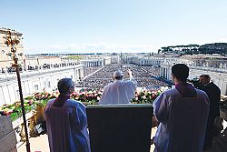 El Papa reza para que la alegr&iacute;a pascual rompa la oscuridad del pecado, la guerra y las luchas