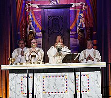 Thousands attend Mass at Eucharistic Rally 