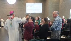 Obispo Solis bendice nueva adici&oacute;n en la escuela de St. Olaf