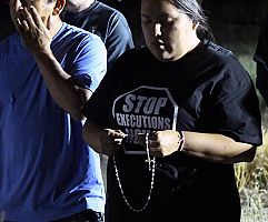 Los Cat&oacute;licos asisten a la vigilia por ejecuci&oacute;n
