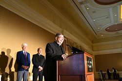 Cena CCS honra a aquellos quienes �no te dan la espalda y te ven a los ojos�
