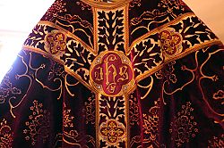 Se pide apoyo de la comunidad para la restauraci&oacute;n de las vestiduras clericales de 100 a�os
