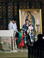 Cientos acuden a celebrar a la Morenita del Tepeyac