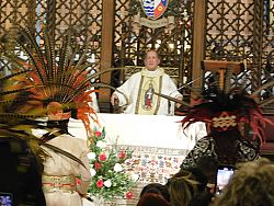 Cientos acuden a celebrar a la Morenita del Tepeyac