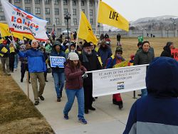 La 10ma Marcha de Utah por la Vida atraj&oacute; a cientos al Capitolio de Utah