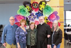 Comunidad Hispana agradece el ministerio de Mar&iacute;a Cruz Gray
