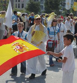Fatherhood and motherhood originate in God, pope tells Fifth World Meeting of Families