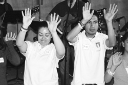 J&oacute;venes celebran la Resurrecci&oacute;n durante la Pascua Juvenil