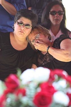 Familiares, amigos se despiden de v&iacute;ctimas de deslizamiento