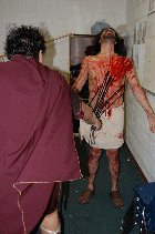 Hispanos celebrant la semana Santa representando el Via Crucis