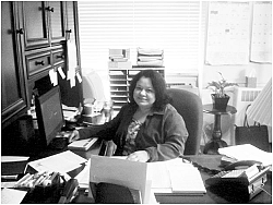 Una feligr&eacute;s hispana se mantiene al pie de sus servicios apara la Iglesia