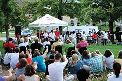 U students welcomed back with Mass on the Grass