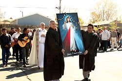 Parishioners observe bilingual Divine Mercy celebration