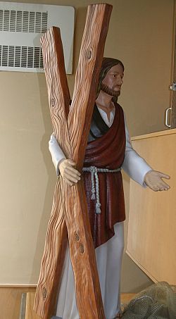 La parroquia Cat&oacute;lica de San Andr&eacute;s revela la estatua de su Santo Patrono