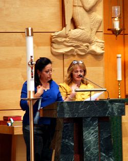 Feligreses se re&uacute;nen a celebrar un Rosario en varios idiomas