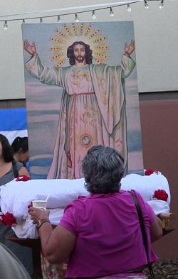 Se re&uacute;nen para celebrar al Salvador del Mundo