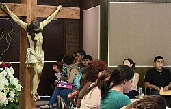 Decenas de personas acuden a taller de los Ministerios de la Santa Cruz para solicitar apoyo