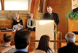 Servicio comunitario de varias religiones ora por los inmigrantes