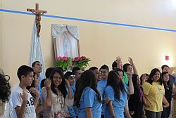 Cientos de j&oacute;venes se re&uacute;nen