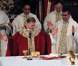 El di&aacute;cono Christopher P. Gray es ordenado como Sacerdote