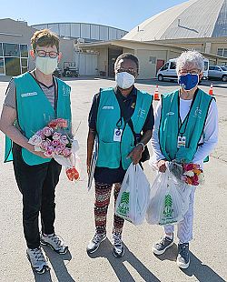 Las Hnas. De la Santa Cruz realizan ministerio con los ni�os albergados en la frontera de M&eacute;xico/Estados Unidos